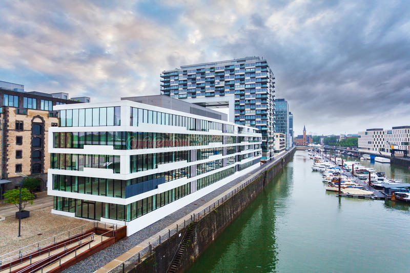 The Benefits of Shipping a Car to Germany through an International Transport Company