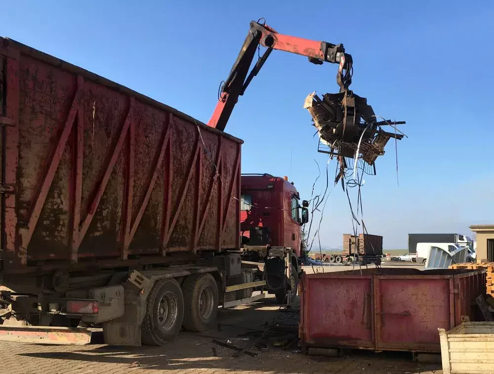 loads industrial metal for recycling