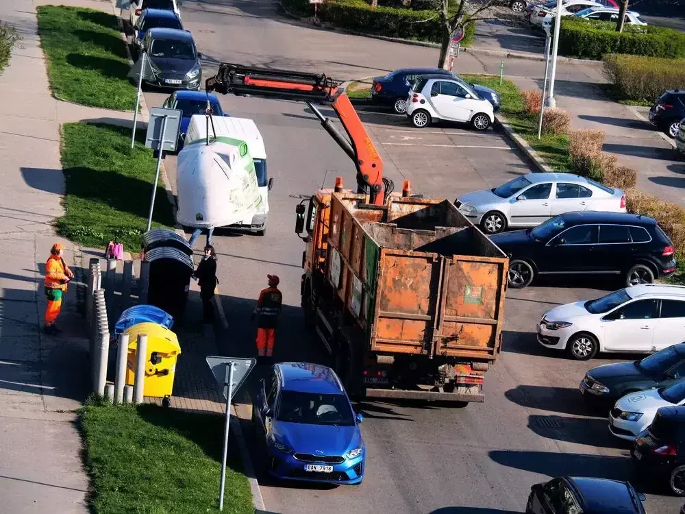 garbage collecting vehicle