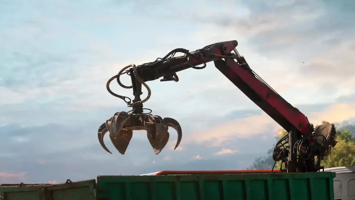 Grapple Truck Shipping Explained: What to Expect and How It Works