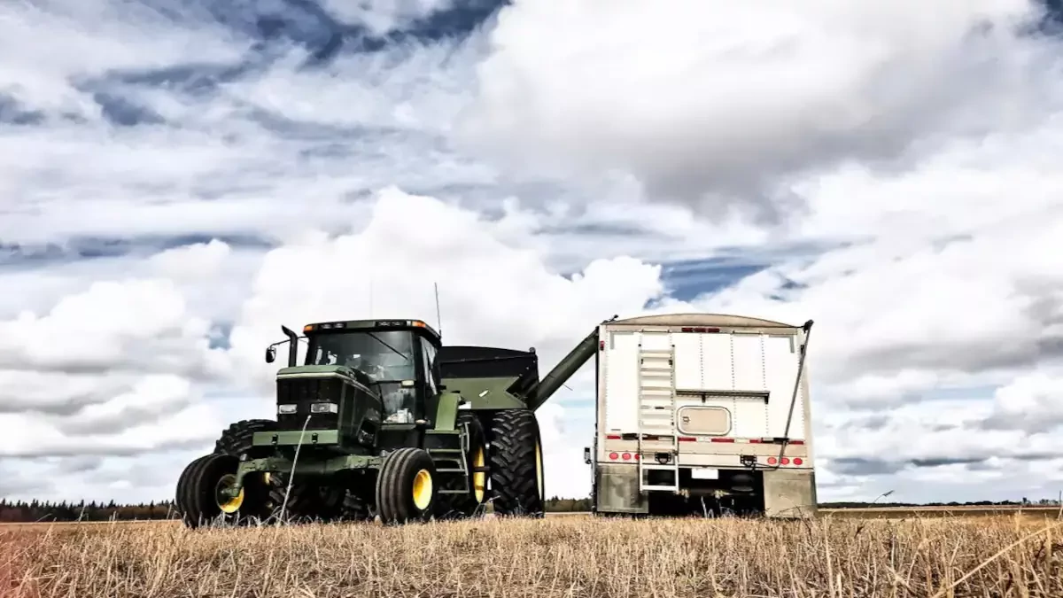 How To Transport Farm Equipment: Safety Tips (2022)