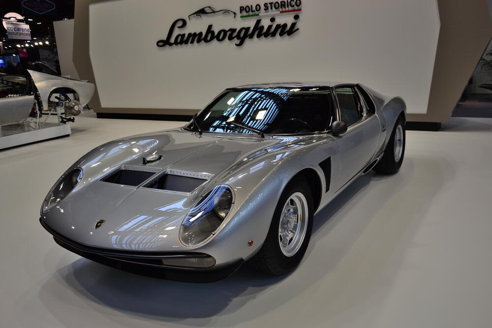 Lamborghini Miura Vs Lamborghini Countach