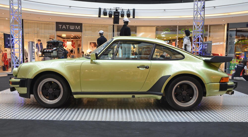 Notable Porsche 930 Interior Design Elements