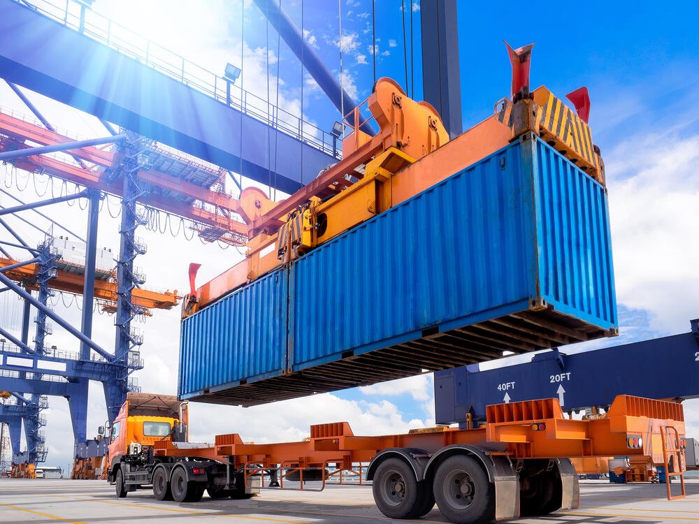 safety-tips-for-loading-and-unloading-cargo-loading-unloading-vehicles-safely.jpg
