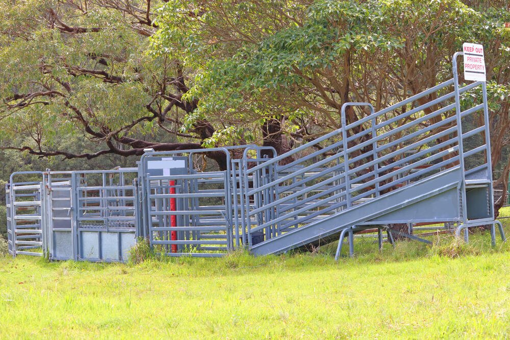Transporting an hydraulic squeeze chute
