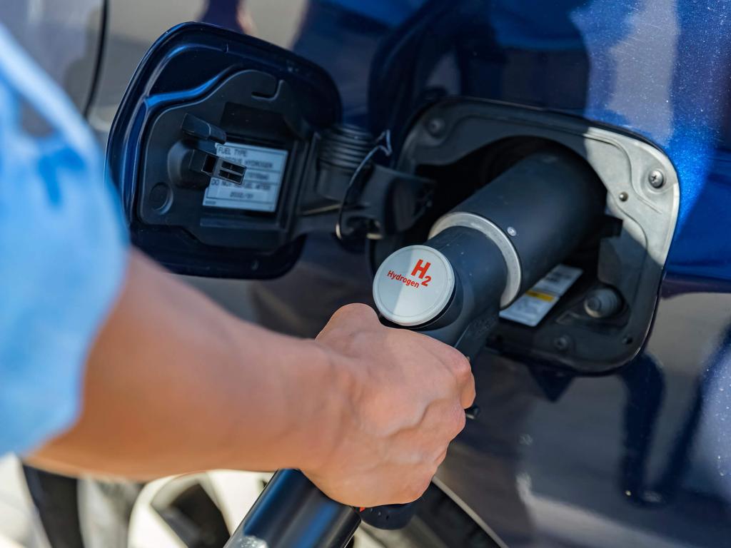 Why Hydrogen Fuel Cell Technology Might Be Better Than Battery-Powered EVs