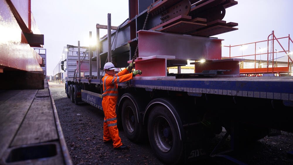 what-type-of-freight-are-flatbed-trucks-used-for.jpg